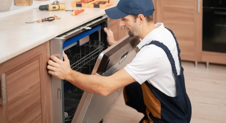 Bulaşık Makinesi Arızaları: Ne Zaman Servis Çağırmalısınız?
